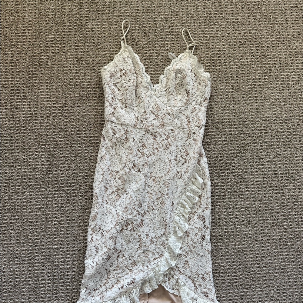 Chic Backless Lace Dress in Cream